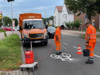 500 Radfahrer-Symbole werden im Mindener Stadtgebiet markiert